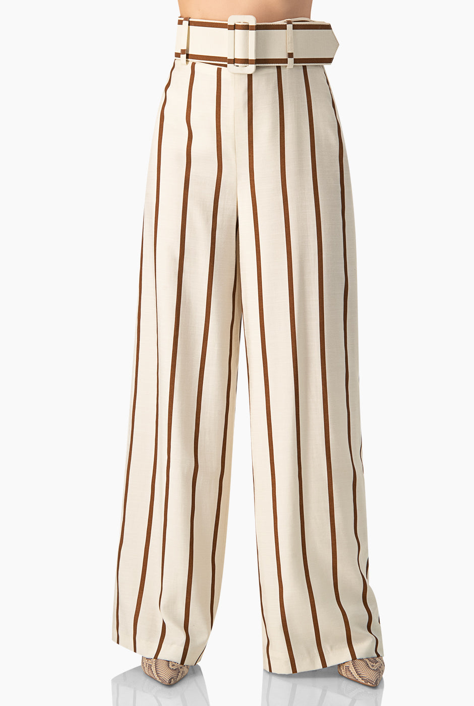 Pantalón rayado con pierna amplia y cinturón elegante