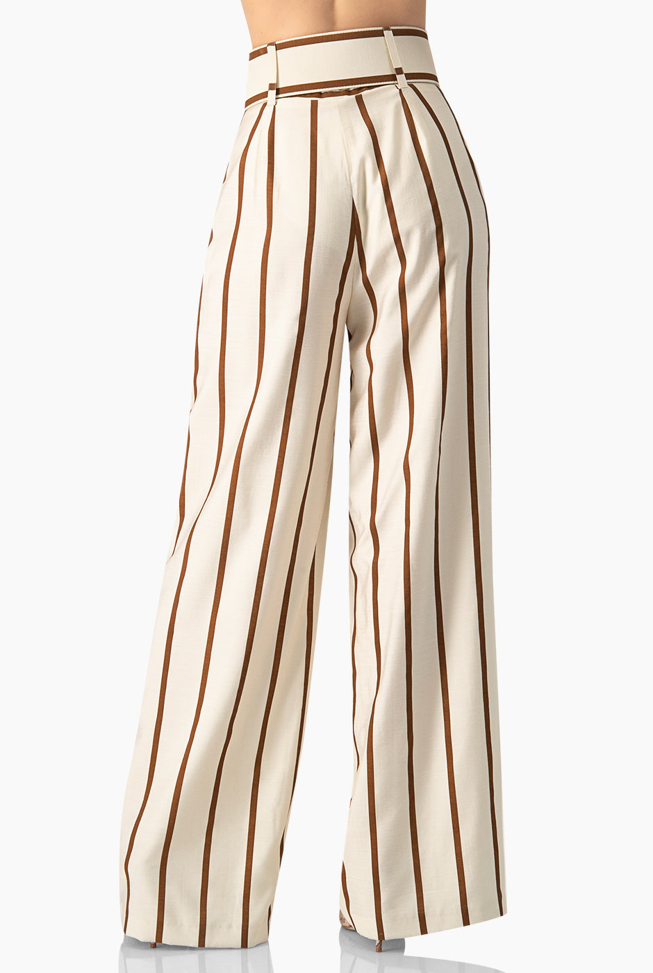 Pantalón rayado con pierna amplia y cinturón elegante