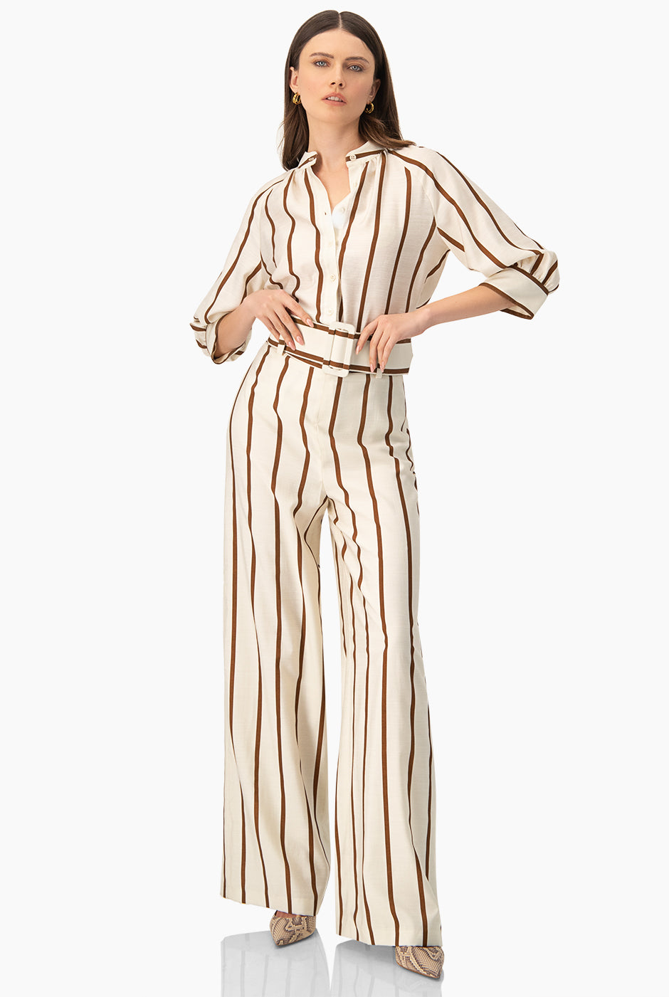 Pantalón rayado con pierna amplia y cinturón elegante