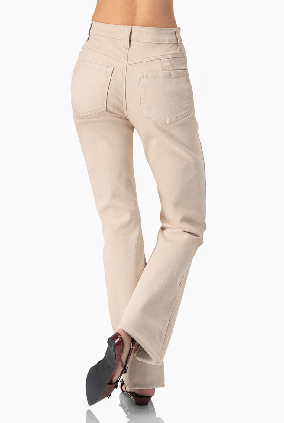 Jeans beige semi acampanados con botón frontal y bolsillos traseros