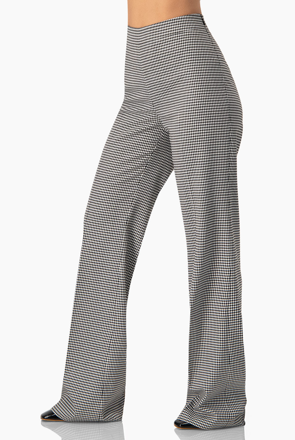 Pantalón negro semi acampanado con estampado pata de gallo