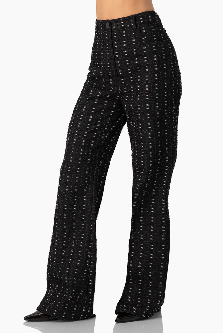 Pantalón negro semi acampanado con bolsillos