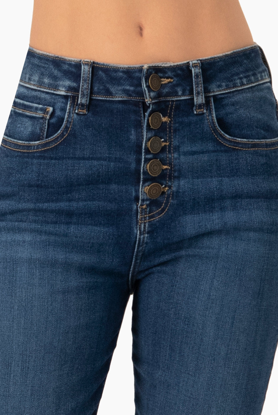 Jeans skinny azul con botones frontales y deshilachados