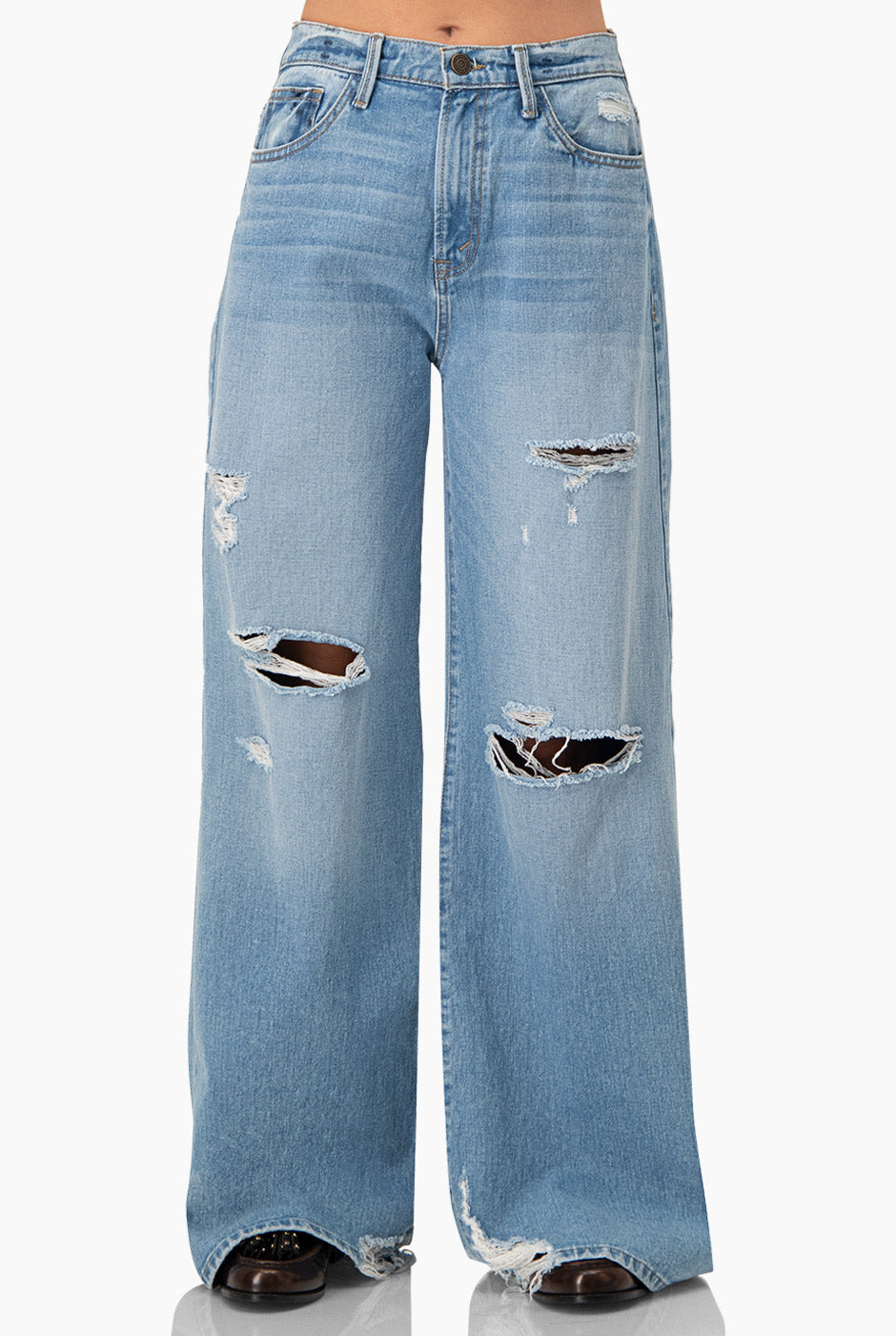 Jeans mom azul claro con rasgados y corte amplio