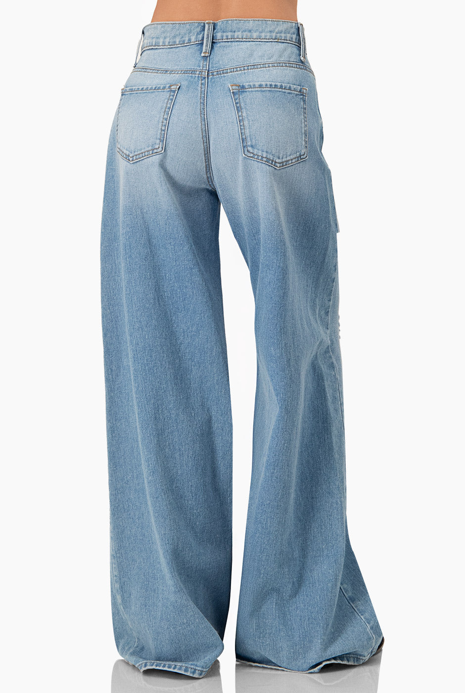 Jeans mom azul claro con rasgados y corte amplio