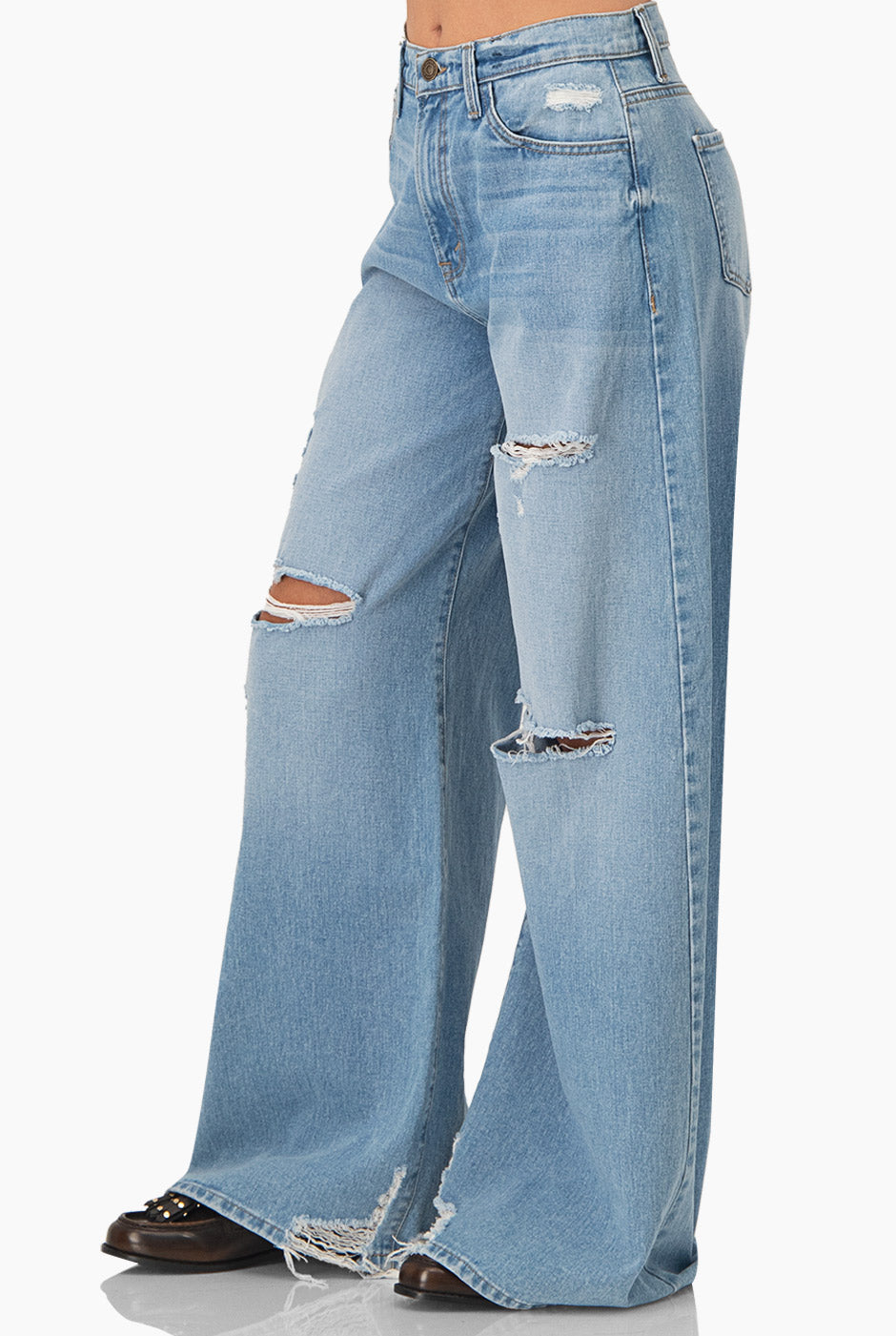 Jeans mom azul claro con rasgados y corte amplio