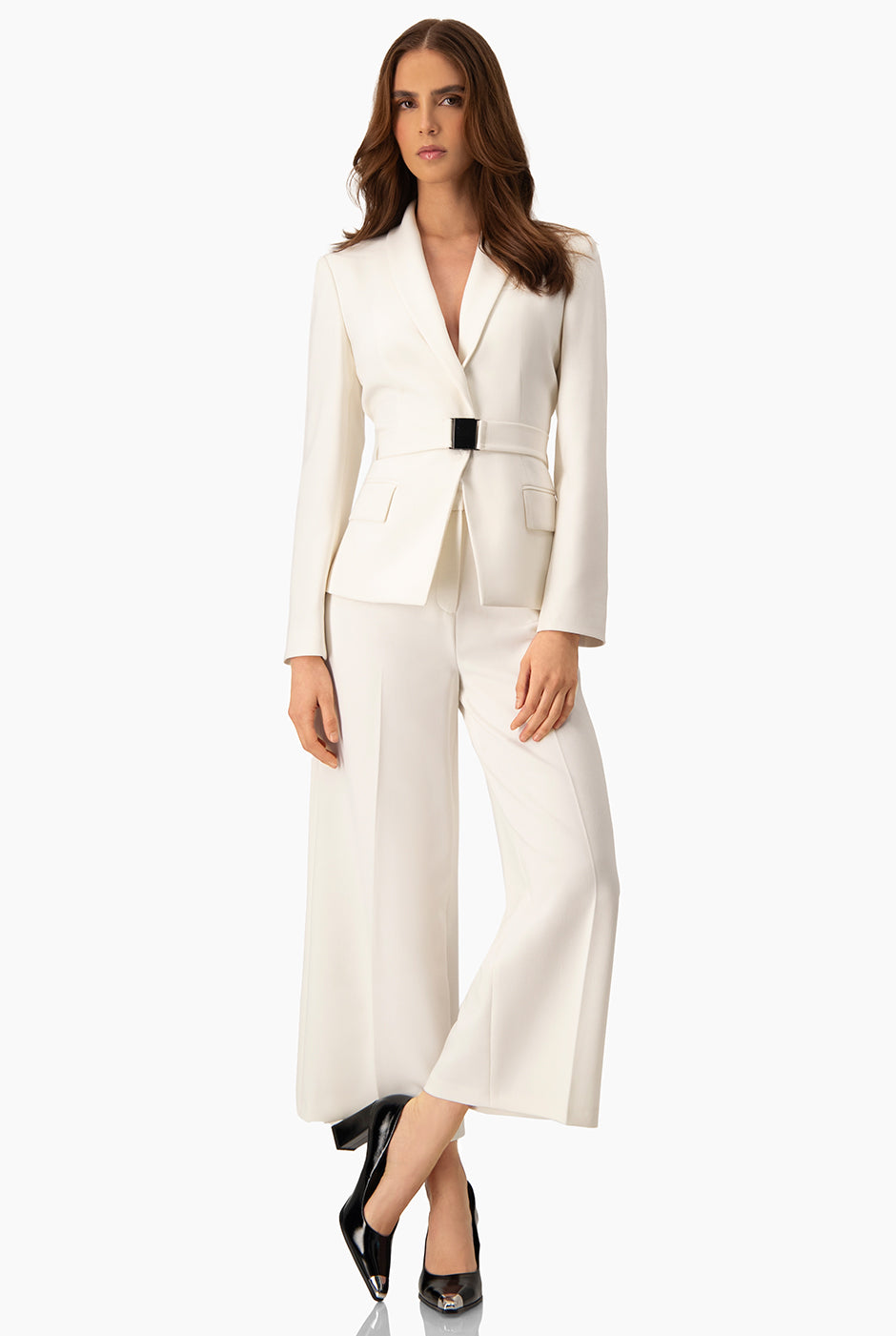 Pantalón capri recto en tono natural con pliegues y cierre