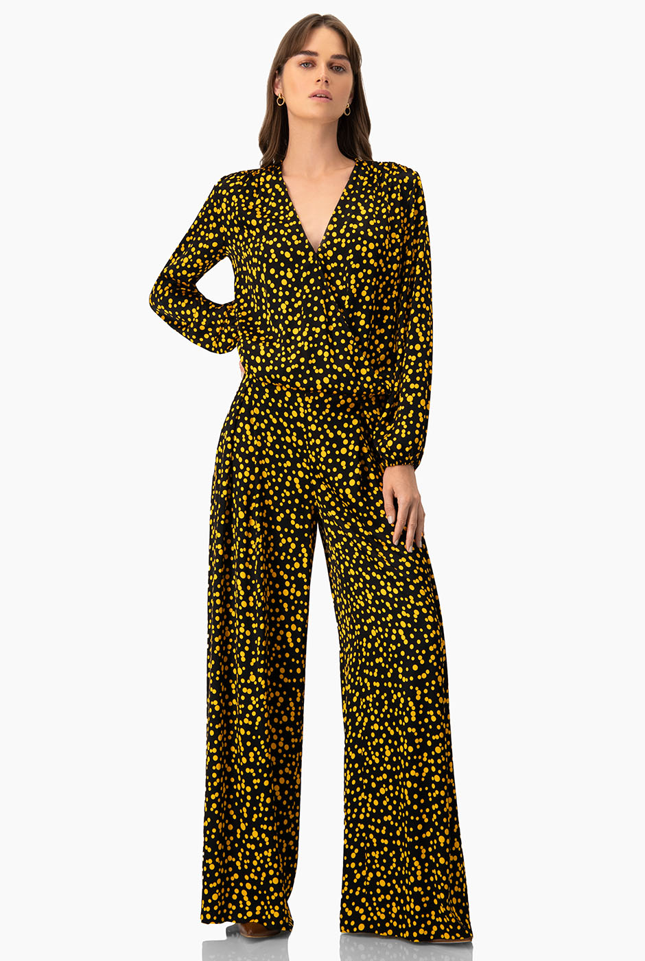 Pantalón negro de lunares amarillos con pierna amplia