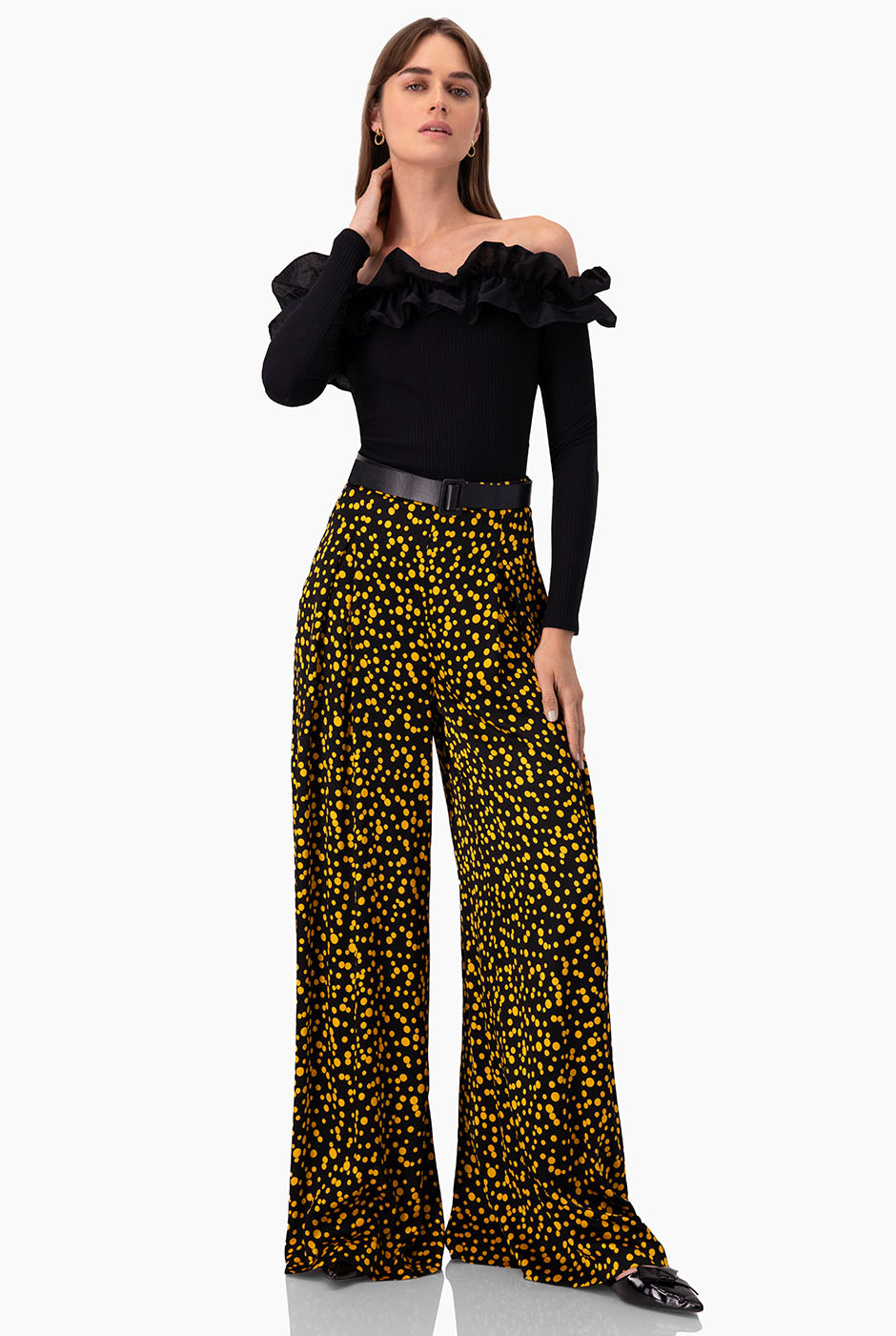 Pantalón negro de lunares amarillos con pierna amplia