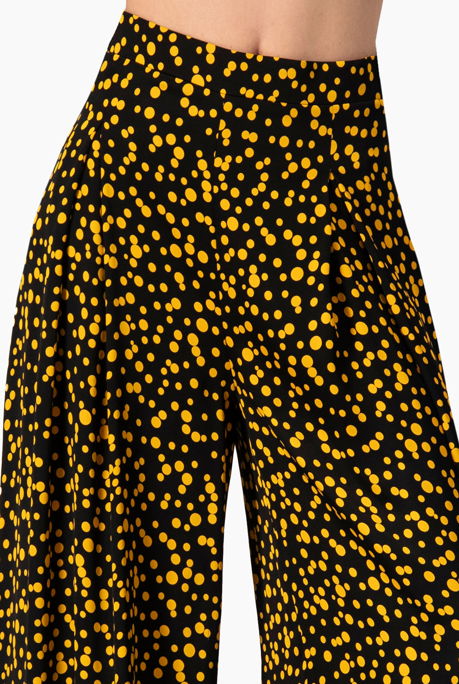 Pantalón negro de lunares amarillos con pierna amplia