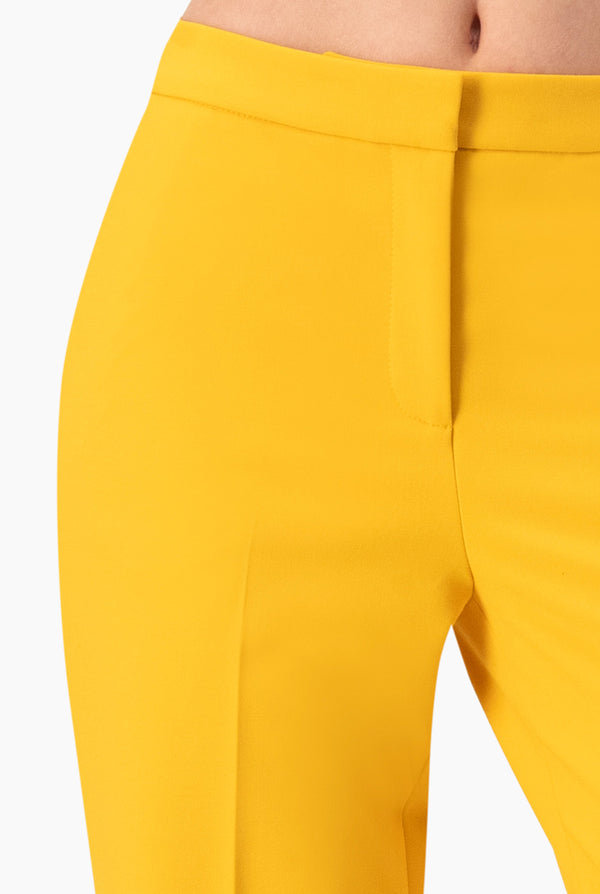 Pantalon sastreado en tono amarillo
