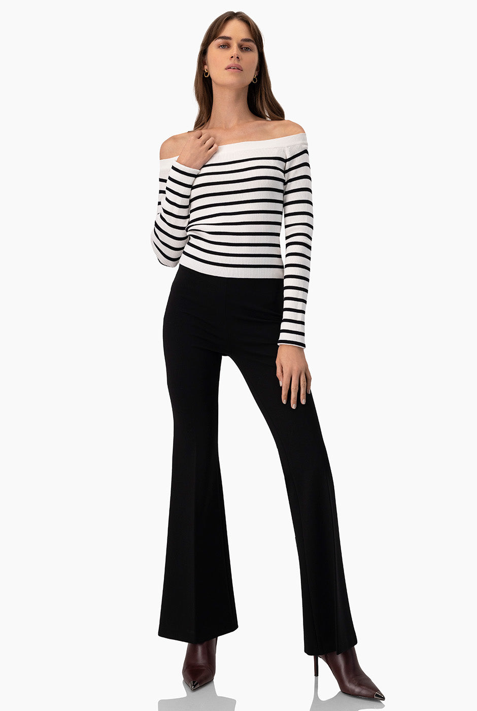 Pantalón negro semi campana liso y elegante