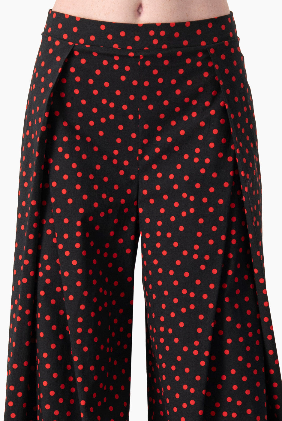 Pantalón amplio con lunares rojos sobre fondo negro
