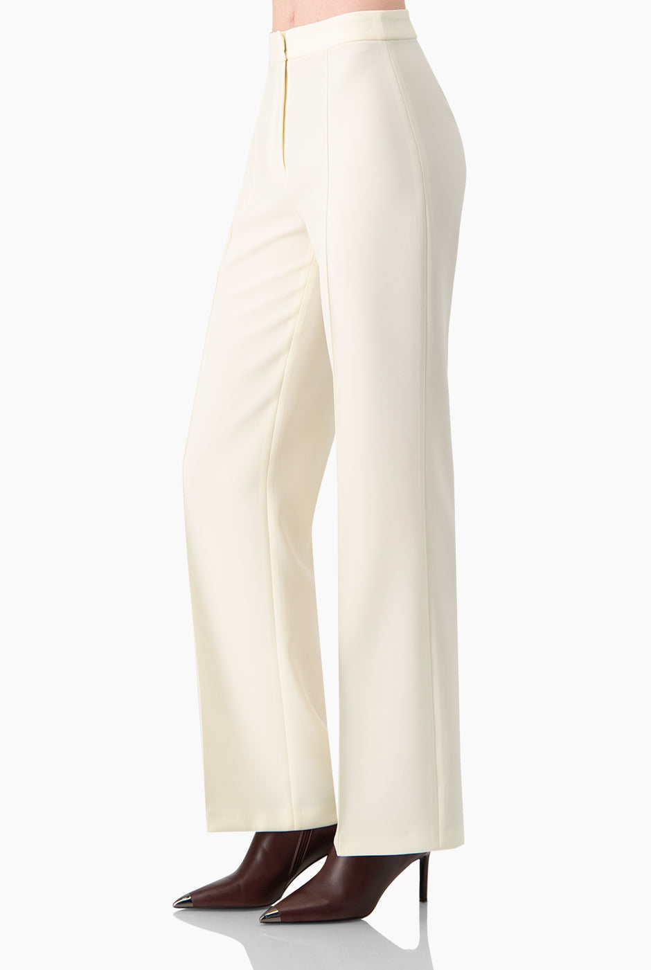 Pantalón sastreado recto en tono natural con cierre y broche.