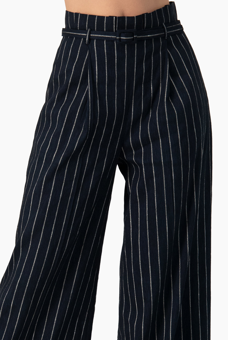 Pantalón amplio rayado azul marino con cinturón