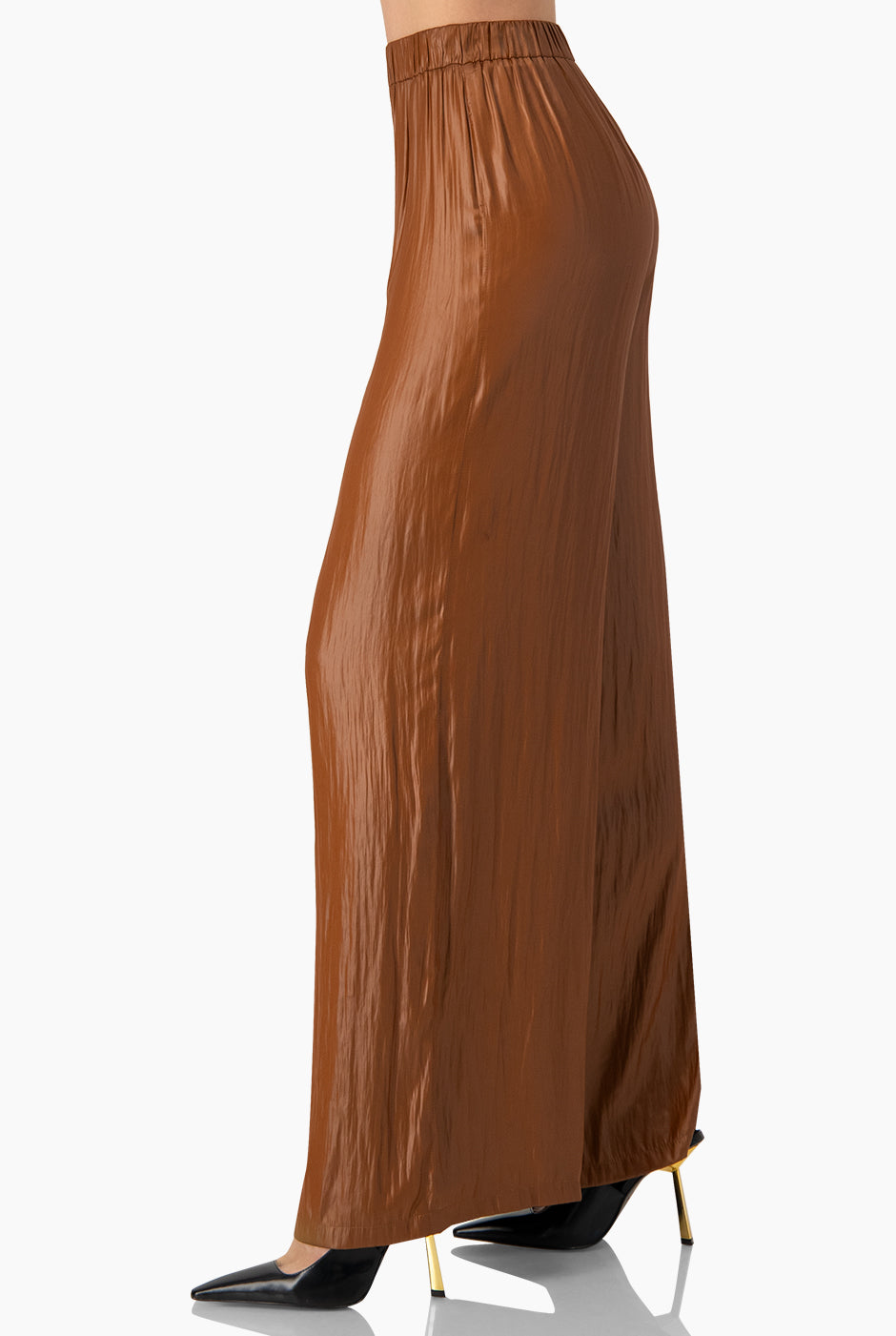 Pantalón café de pierna amplia sin bolsas y cintura elástica