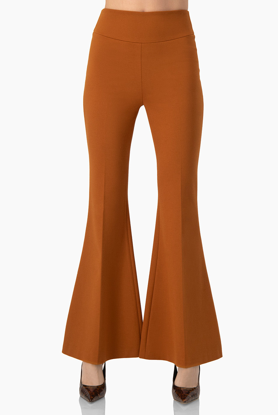 Pantalón campana café con pretina en V y cierre trasero