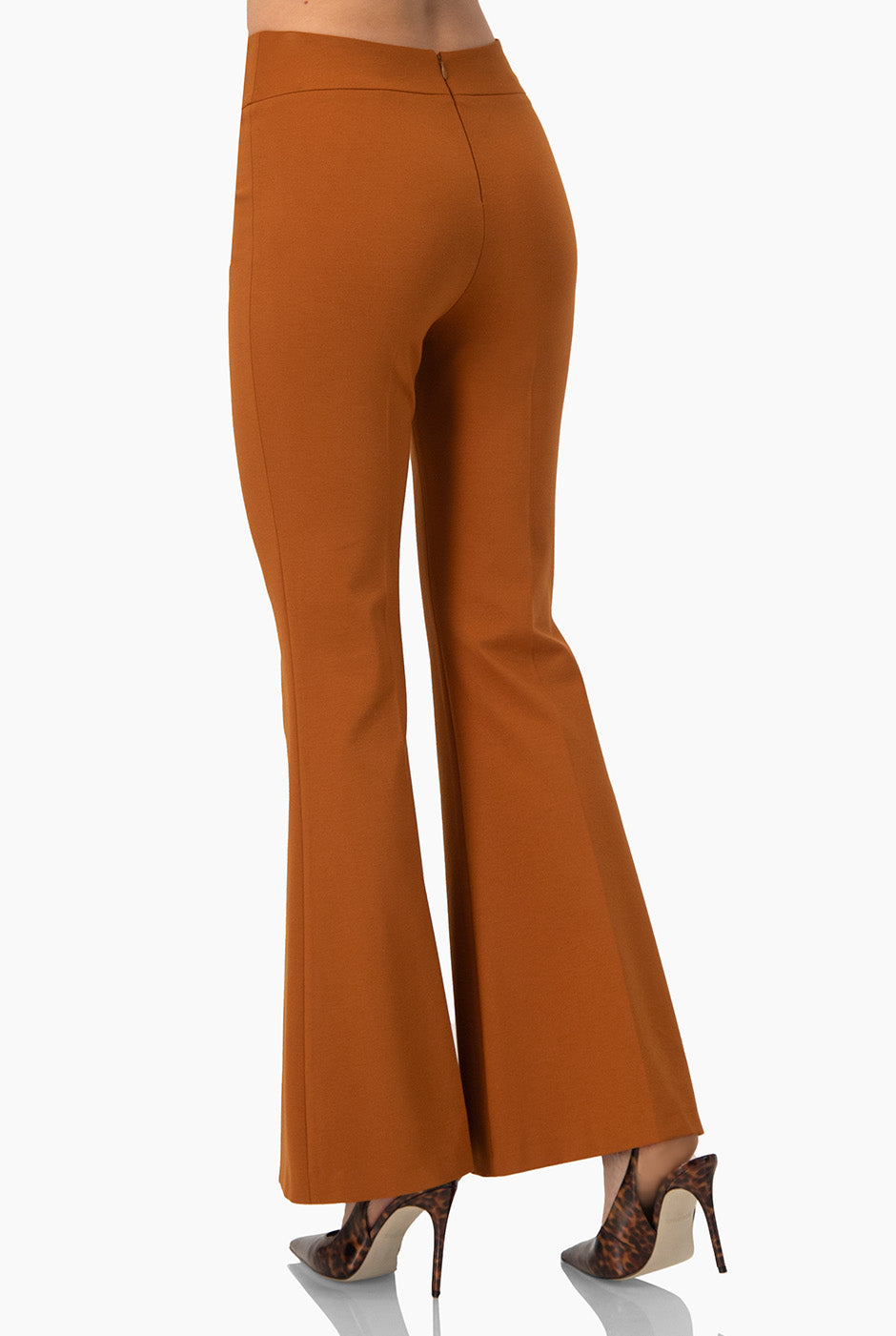 Pantalón campana café con pretina en V y cierre trasero