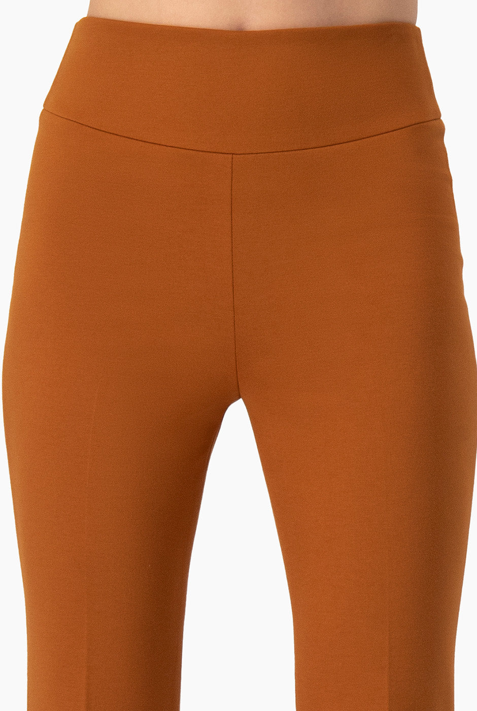 Pantalón campana café con pretina en V y cierre trasero