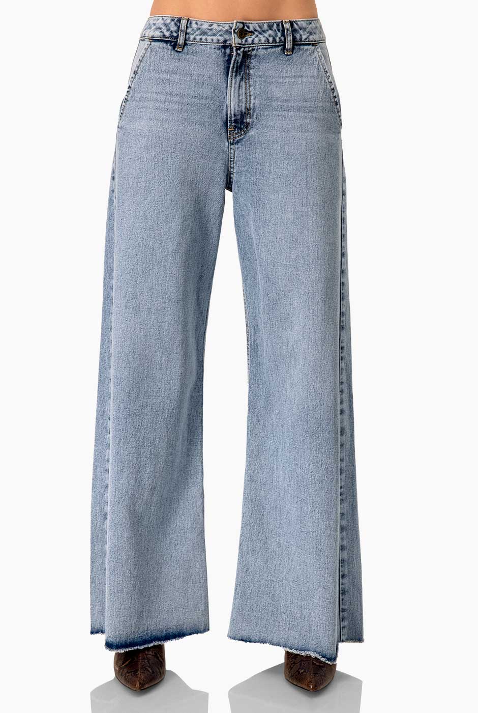 Jeans mom azul claro con bolsillos y dobladillo deshilachado