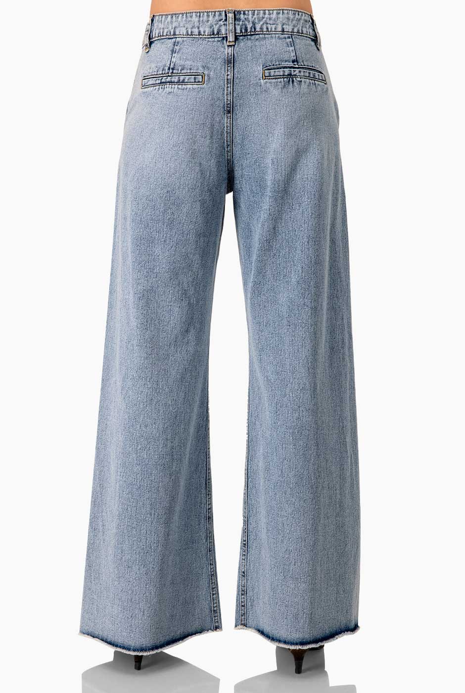 Jeans mom azul claro con bolsillos y dobladillo deshilachado