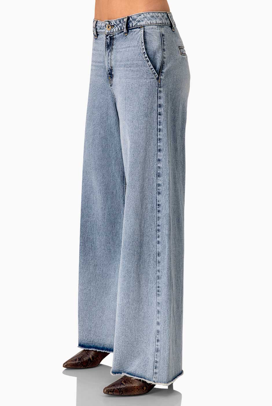 Jeans mom azul claro con bolsillos y dobladillo deshilachado