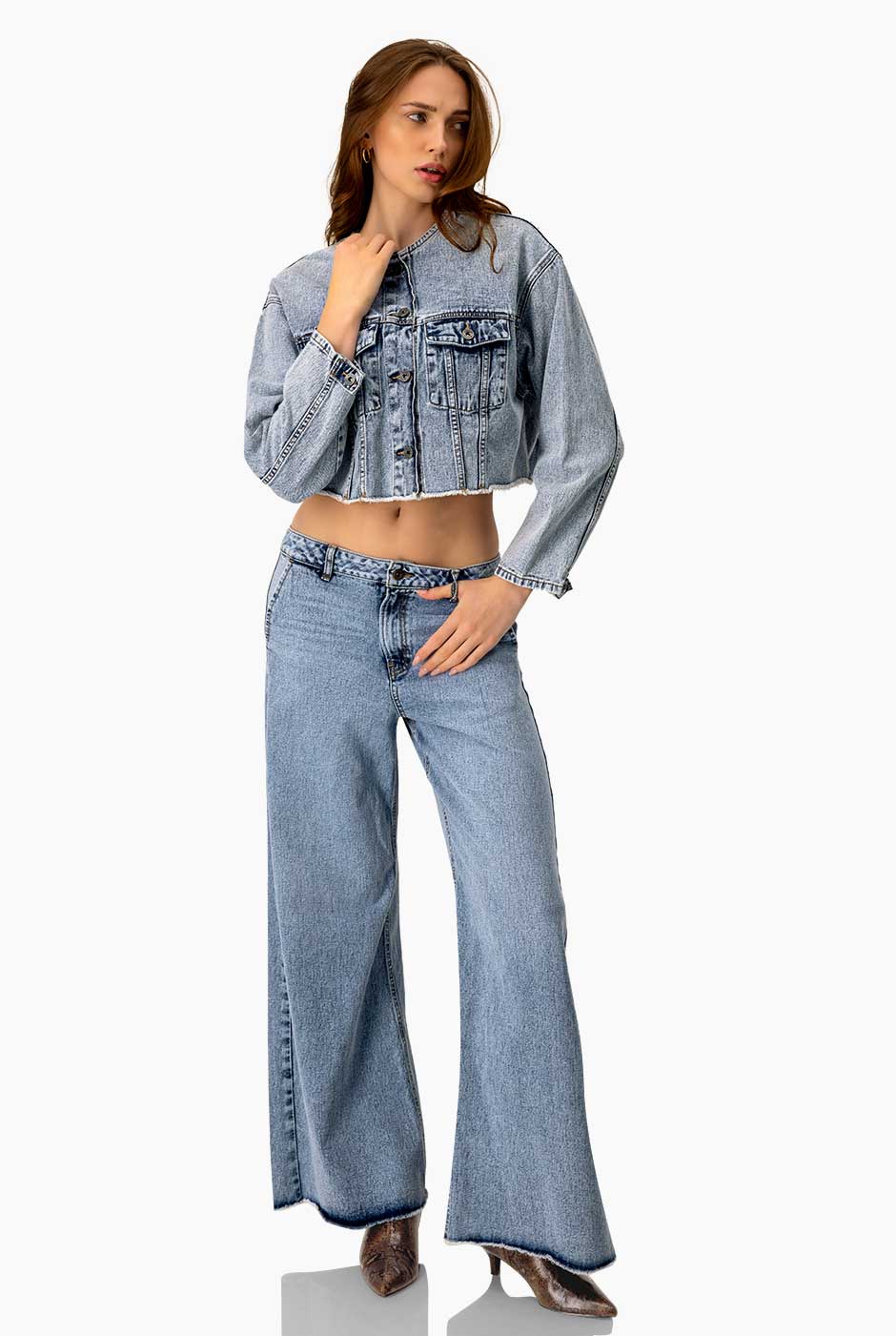 Jeans mom azul claro con bolsillos y dobladillo deshilachado