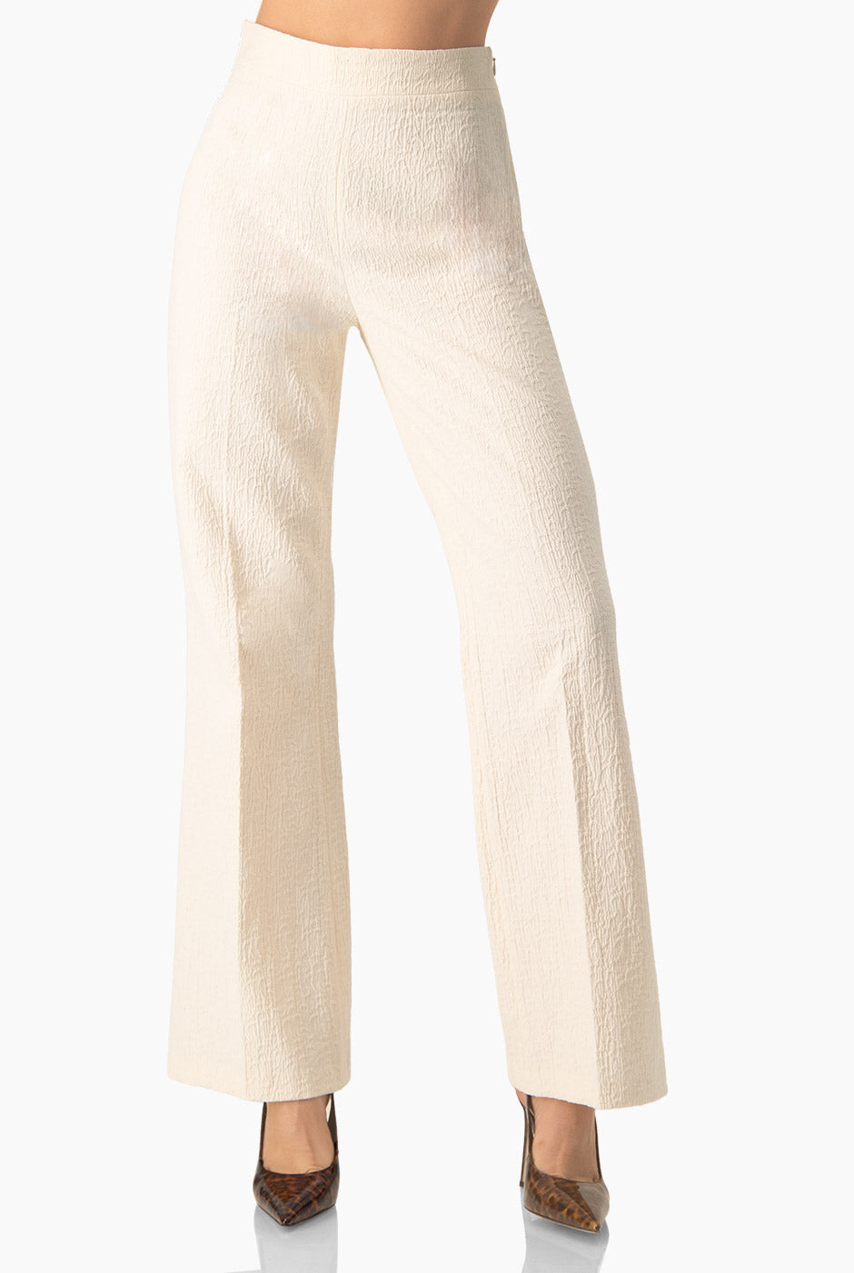 Pantalón recto natural con cierre lateral y textura arrugada