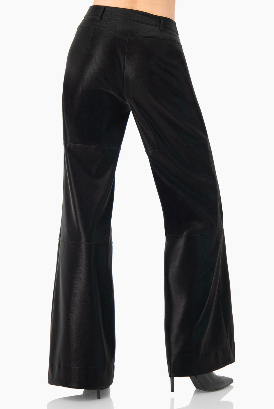 Pantalón semi campana negro con bolsillos frontales