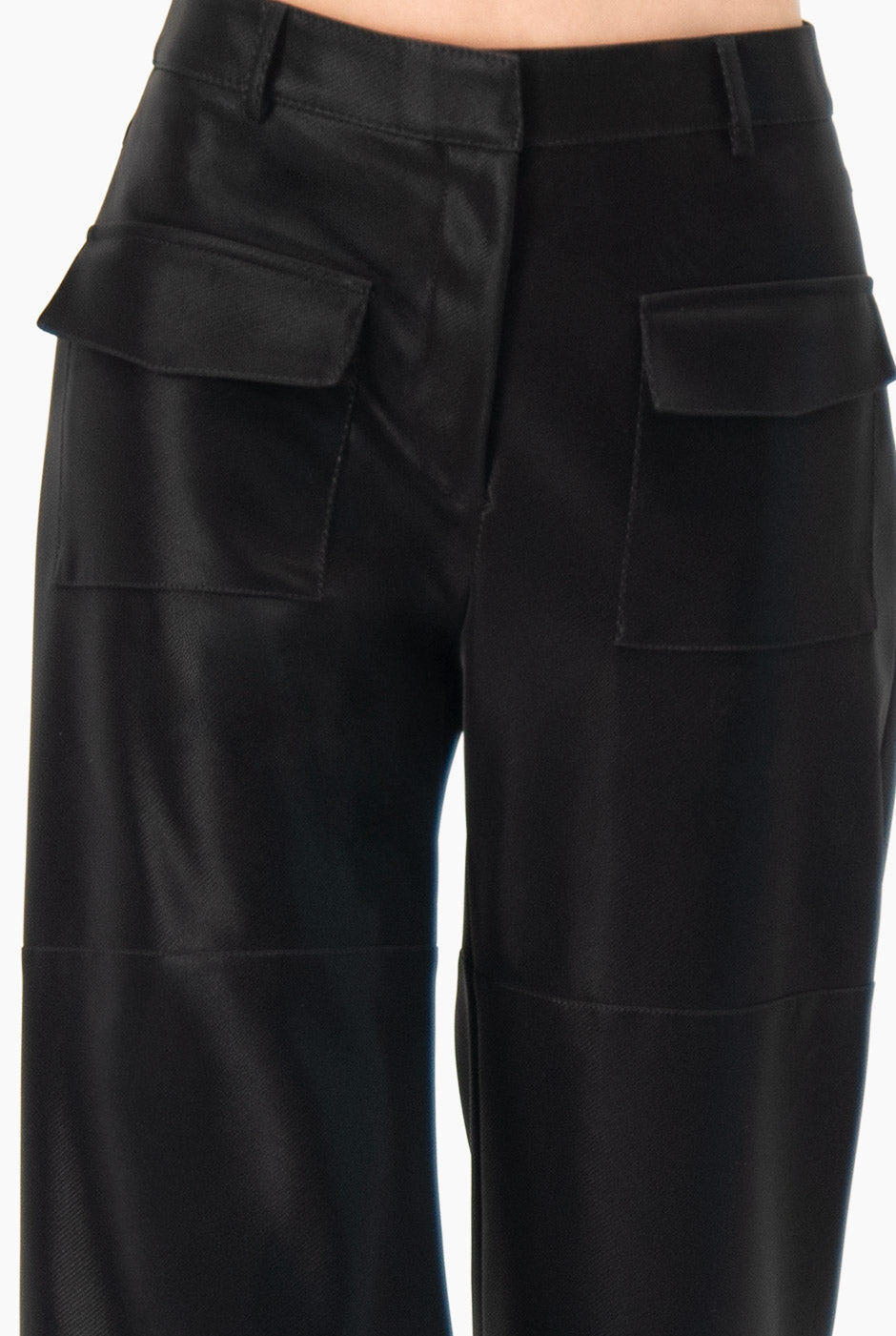 Pantalón semi campana negro con bolsillos frontales