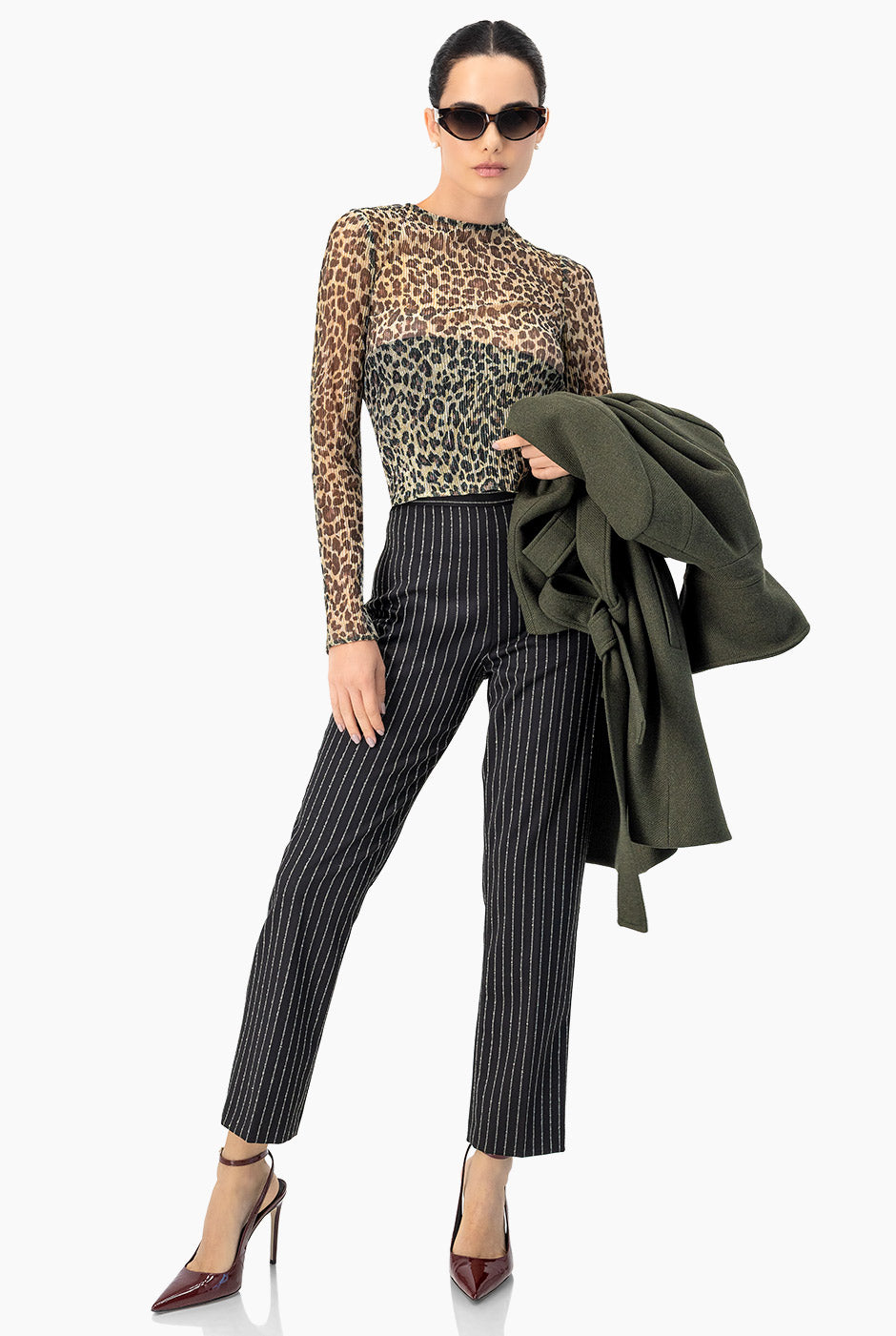 Pantalón recto negro con estampado de rayas verticales