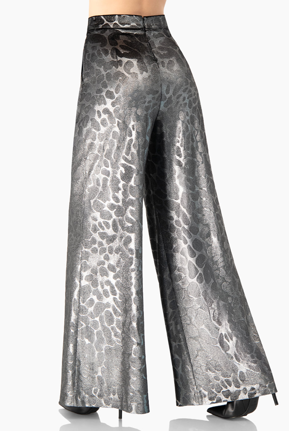 Pantalón palazzo plateado con estampado animal print elegante