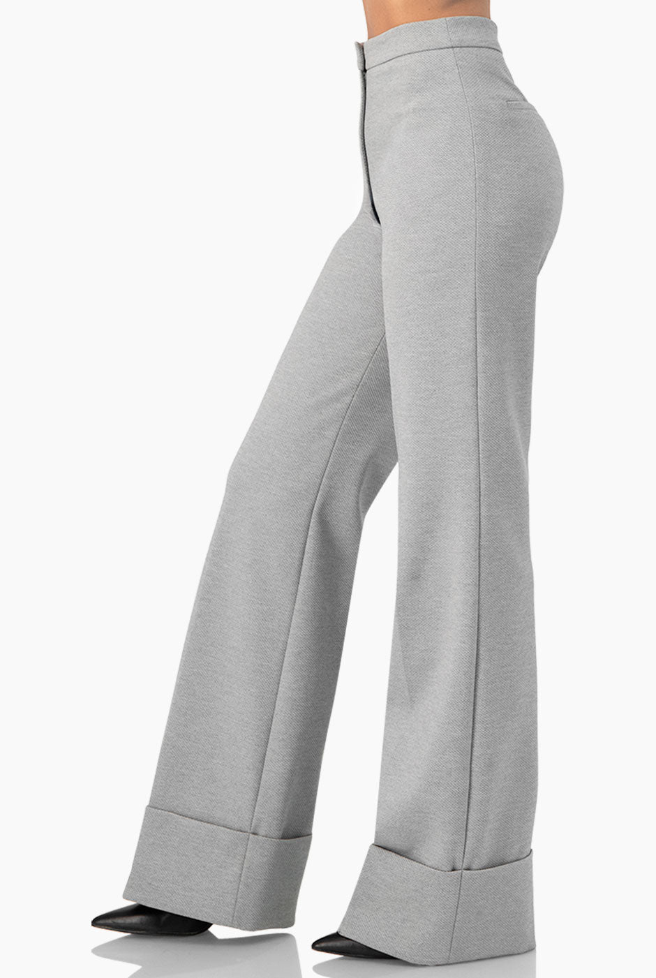 Pantalón campana gris con dobladillo ancho
