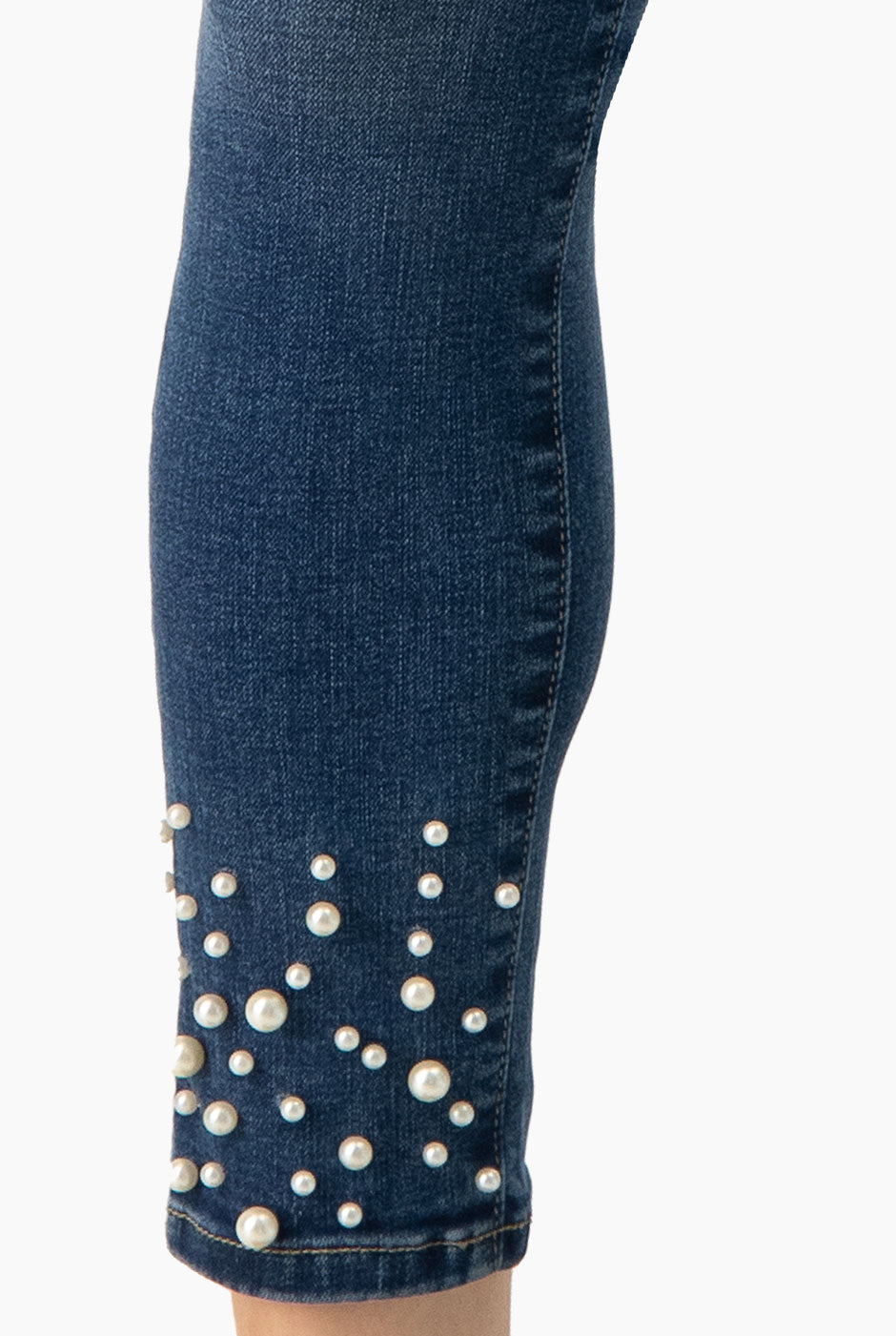 Jeans skinny azul con detalle de perlas en piernas