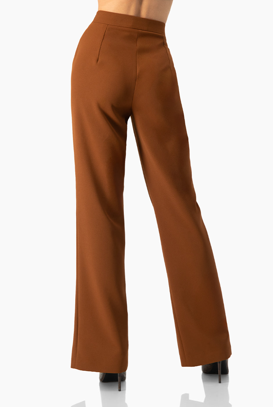 Pantalón café recto con aberturas en las piernas