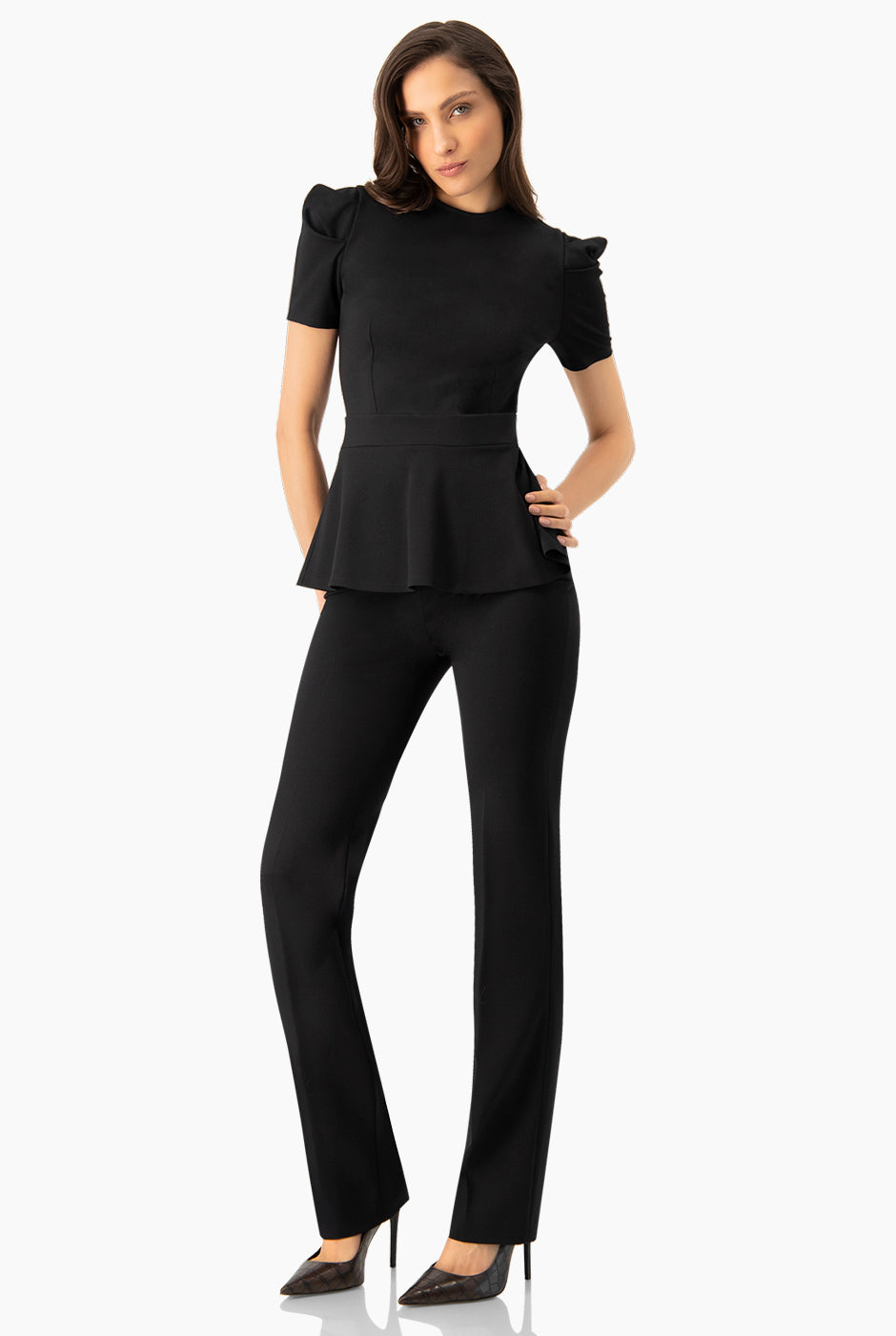 Pantalón negro recto con cierre lateral, diseño liso y formal