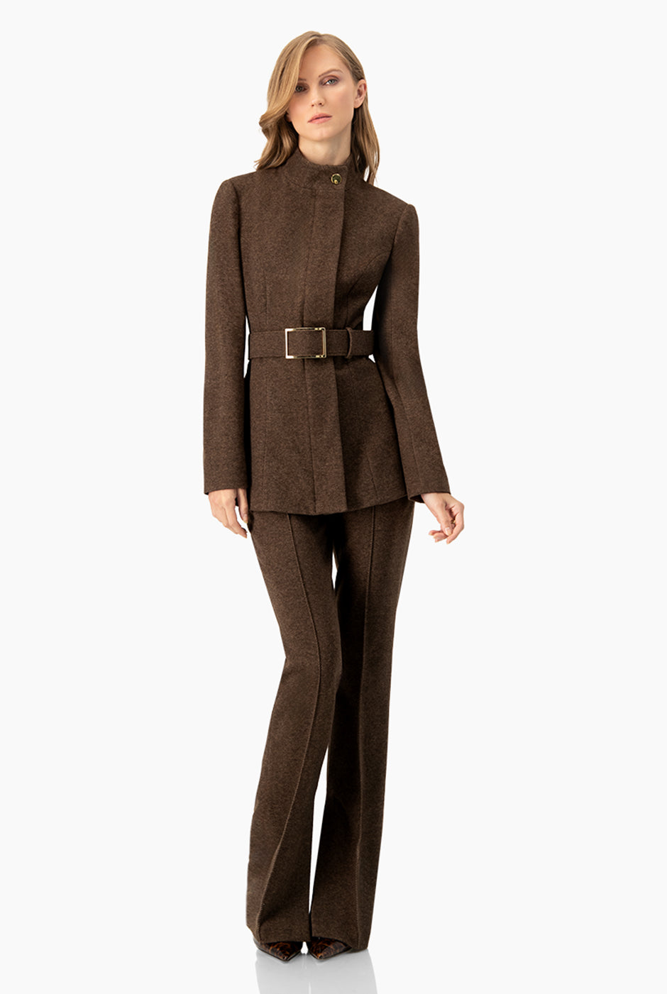 Pantalón café recto con aberturas en piernas y cierre lateral