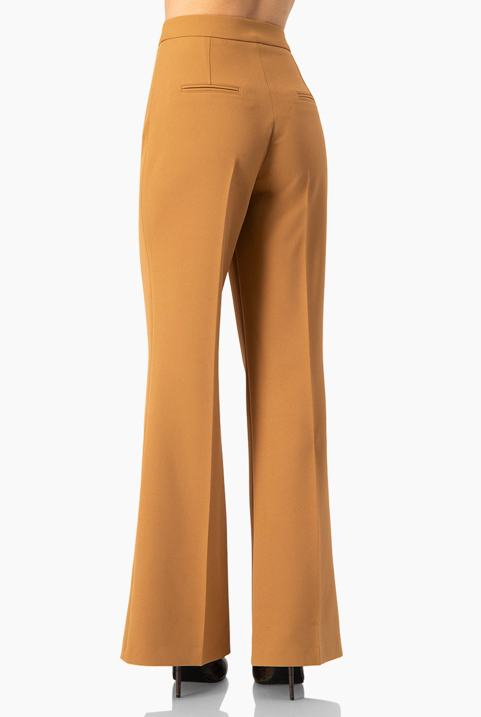 Pantalón semi campana camello con cierre y bolsillos simulados.