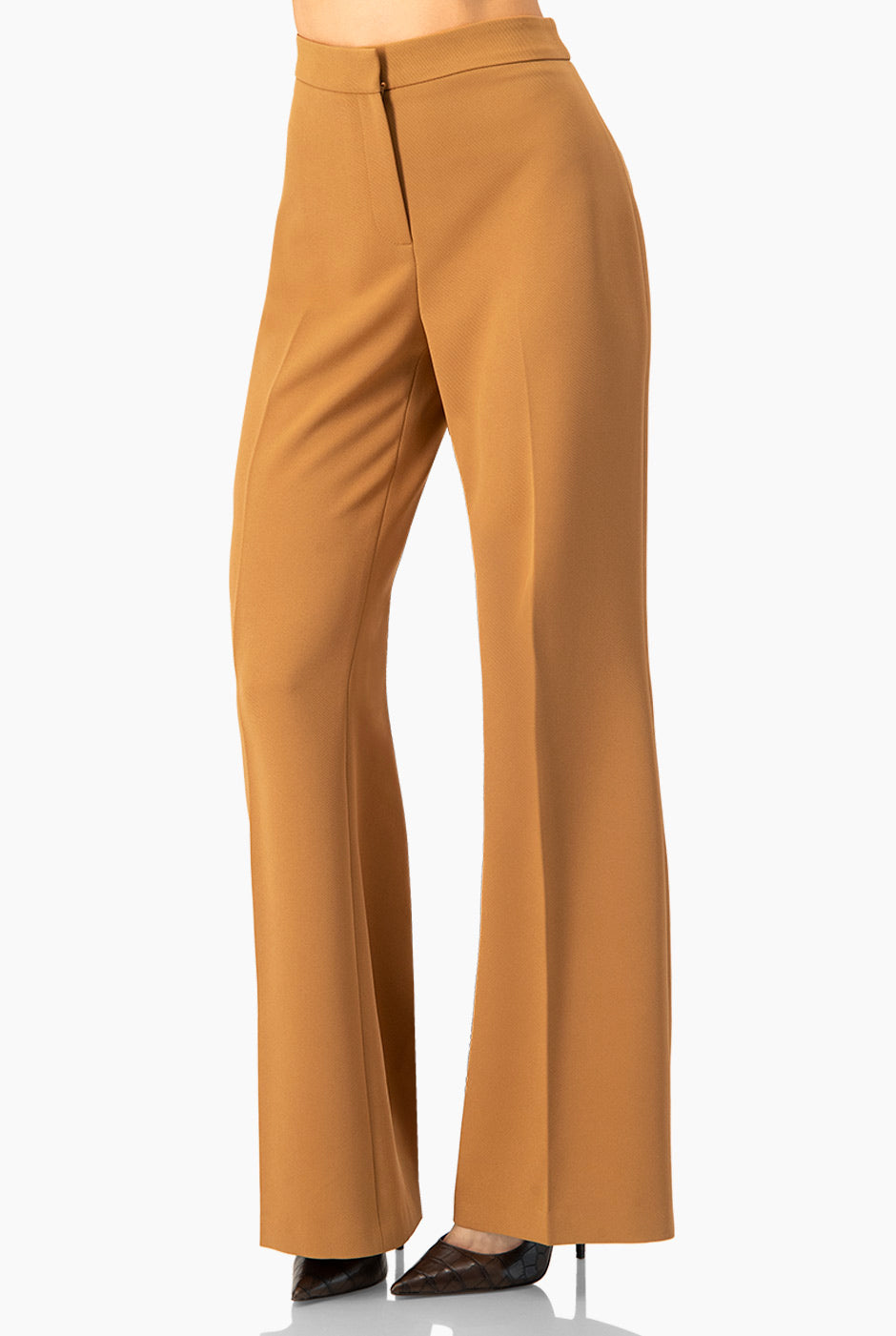 Pantalón semi campana camello con cierre y bolsillos simulados.