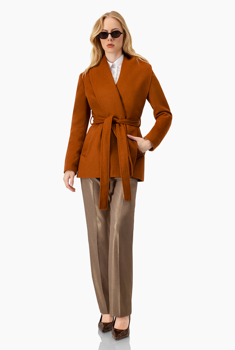 Pantalón recto café con bolsillos y cierre de Ivonne