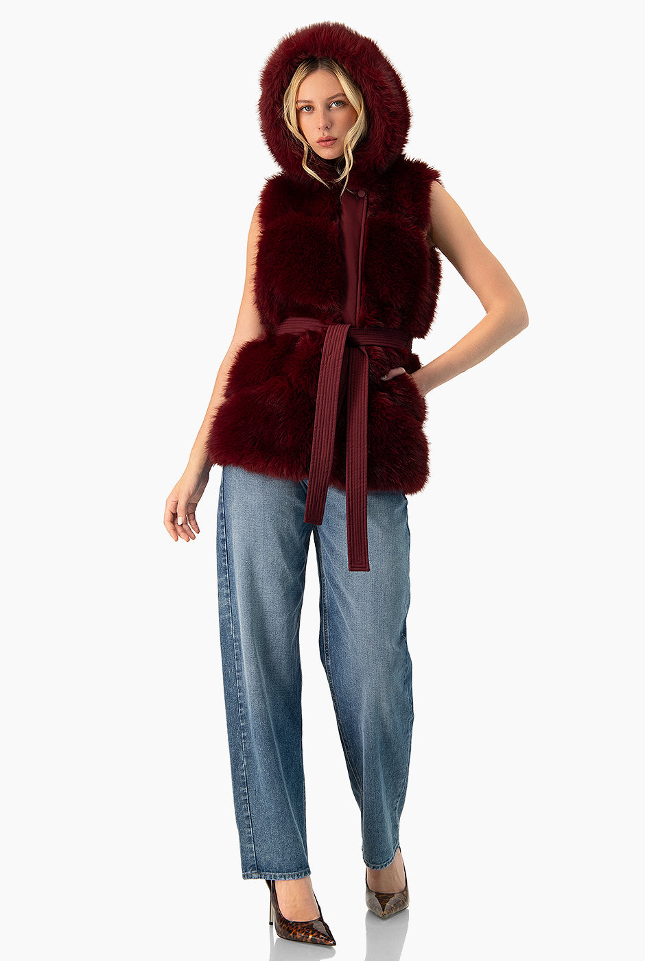 Chaleco de pelo sintético vino con capucha y cinturón
