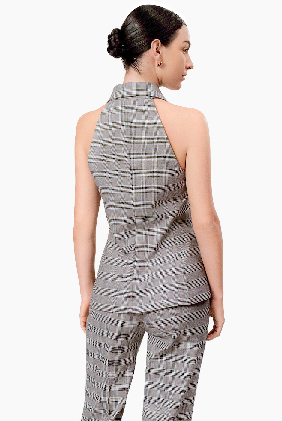 Chaleco cruzado gris con botones frontales y solapas amplias