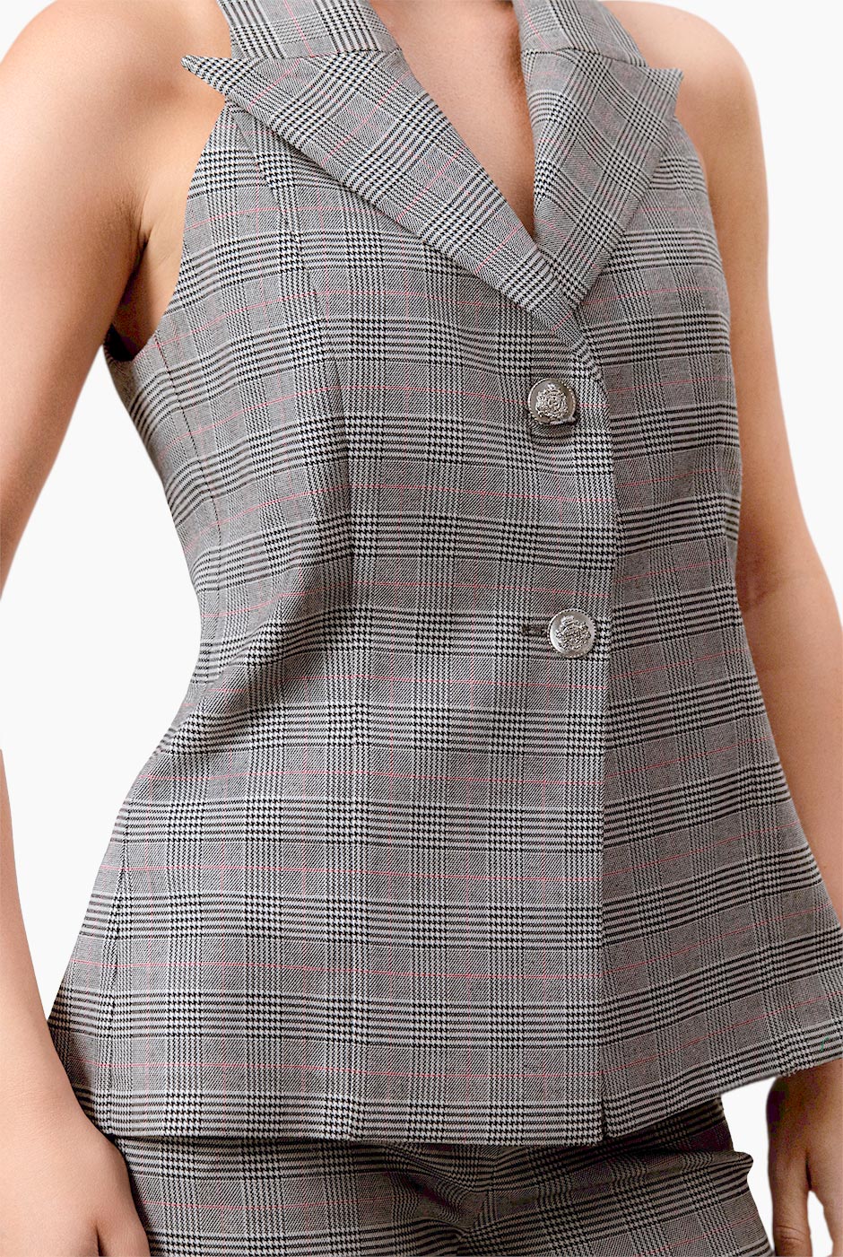 Chaleco cruzado gris con botones frontales y solapas amplias