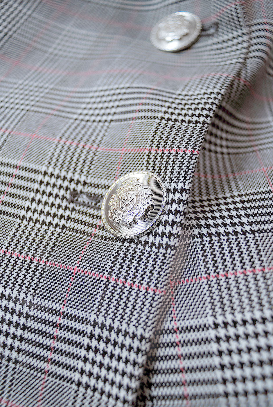 Chaleco cruzado gris con botones frontales y solapas amplias