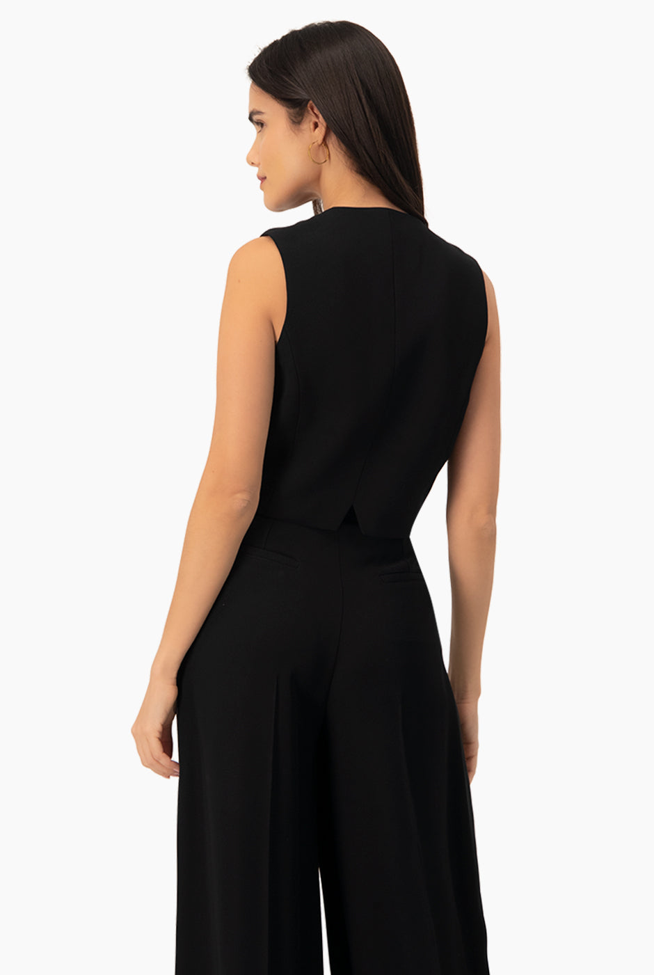 Chaleco negro cruzado con escote en V y botones frontales