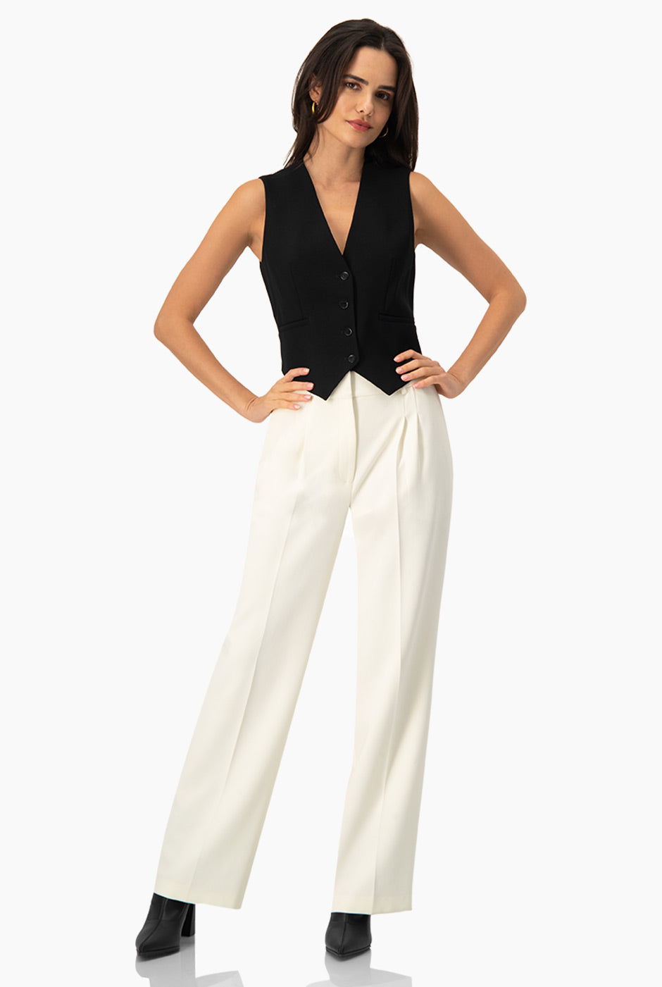 Chaleco negro cruzado con escote en V y botones frontales