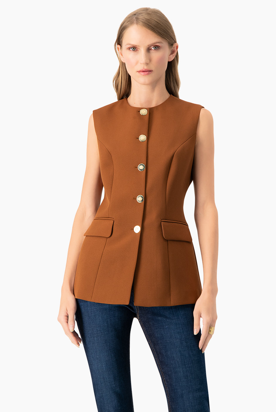 Chaleco café liso con botones dorados y bolsillos
