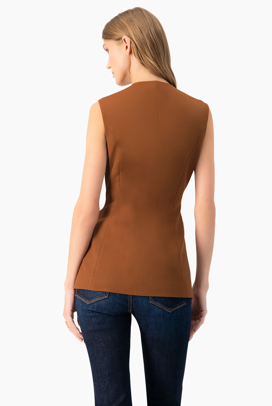 Chaleco café liso con botones dorados y bolsillos