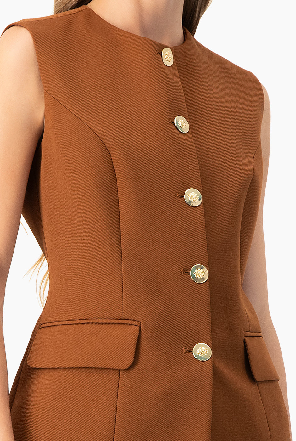 Chaleco café liso con botones dorados y bolsillos