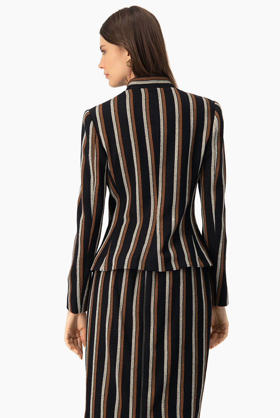 Blazer negro elegante con cierre frontal y rayas verticales